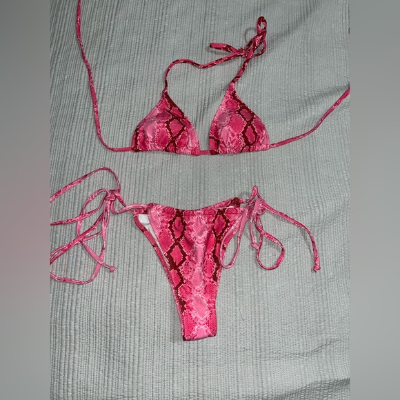 PrettyLittleThing Pink snake padded triangle bikini - Picture 5 of 7